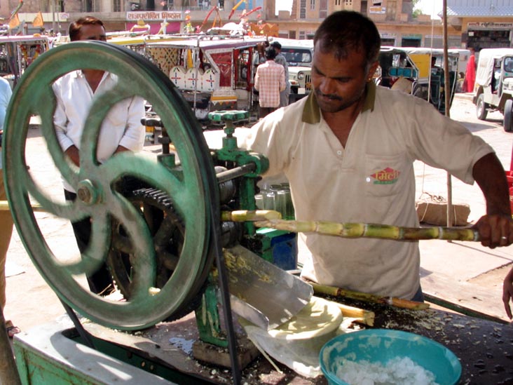 Juicing sugar cane at a market