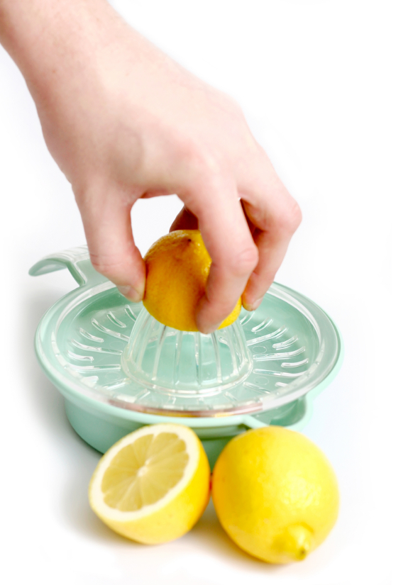 Squeezing lemon