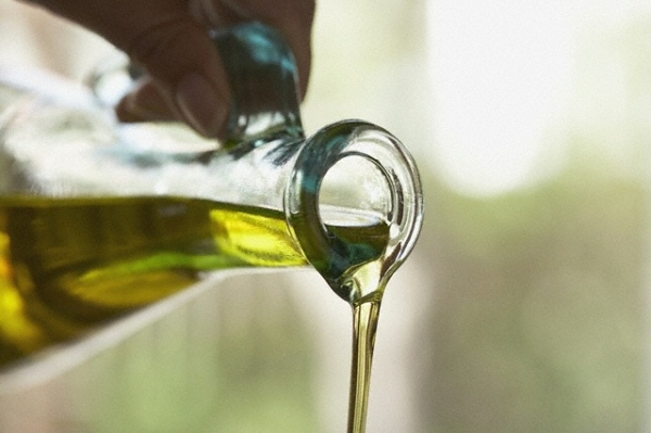 olive oil pouring 1