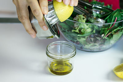 [PIC] Drizzling lemon juice dressing 