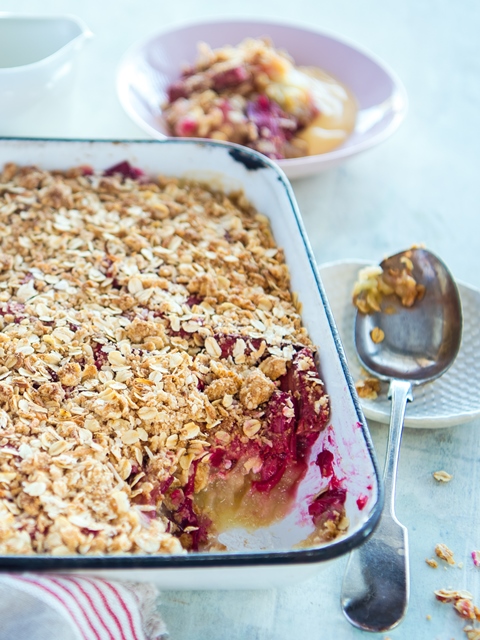 Apple & rhubarb crumble - Catherine Saxelby's Foodwatch